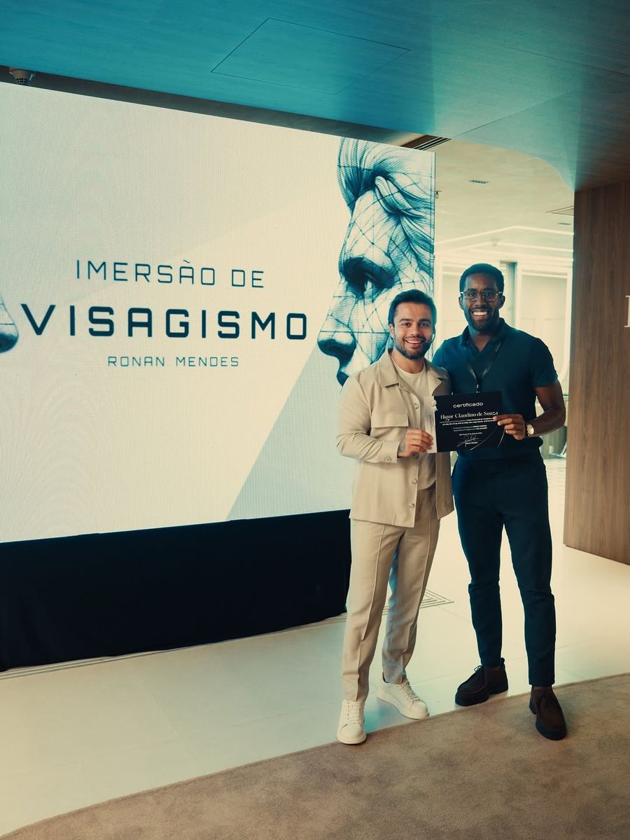 Higor Claudino com o certificado da Imersão de Visagismo Ronan Mendes