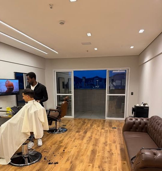 A sala 1406 pronta, com cadeira de couro, espelho e sofá, no primeiro dia de atendimento