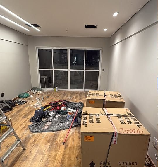 A sala 1406 em obra, com caixas e ferramentas no chão